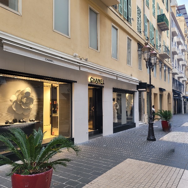 니스 샤넬 매장 입구