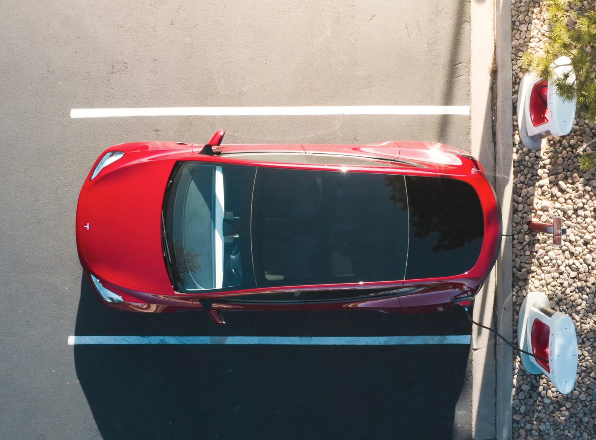 테슬라 수퍼차저 충전하는 모습