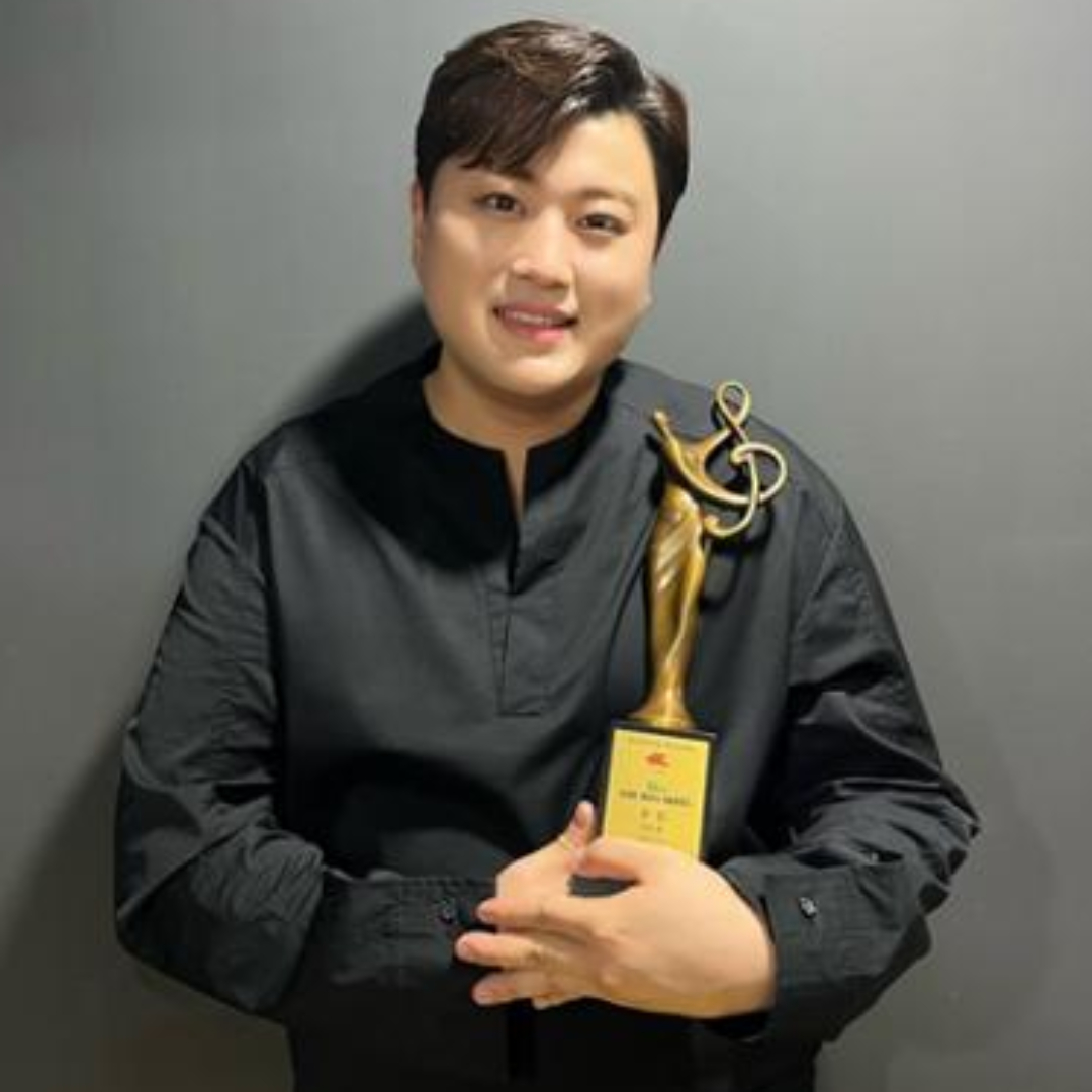 김호중-트로피-들고-미소짓는-모습