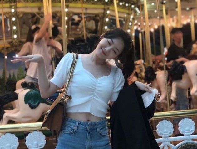 놀이공원에 있는 조이현의 모습