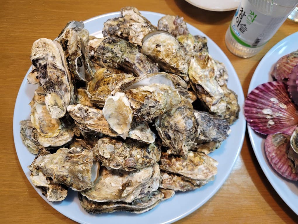 접시에 담긴 각굴 찜