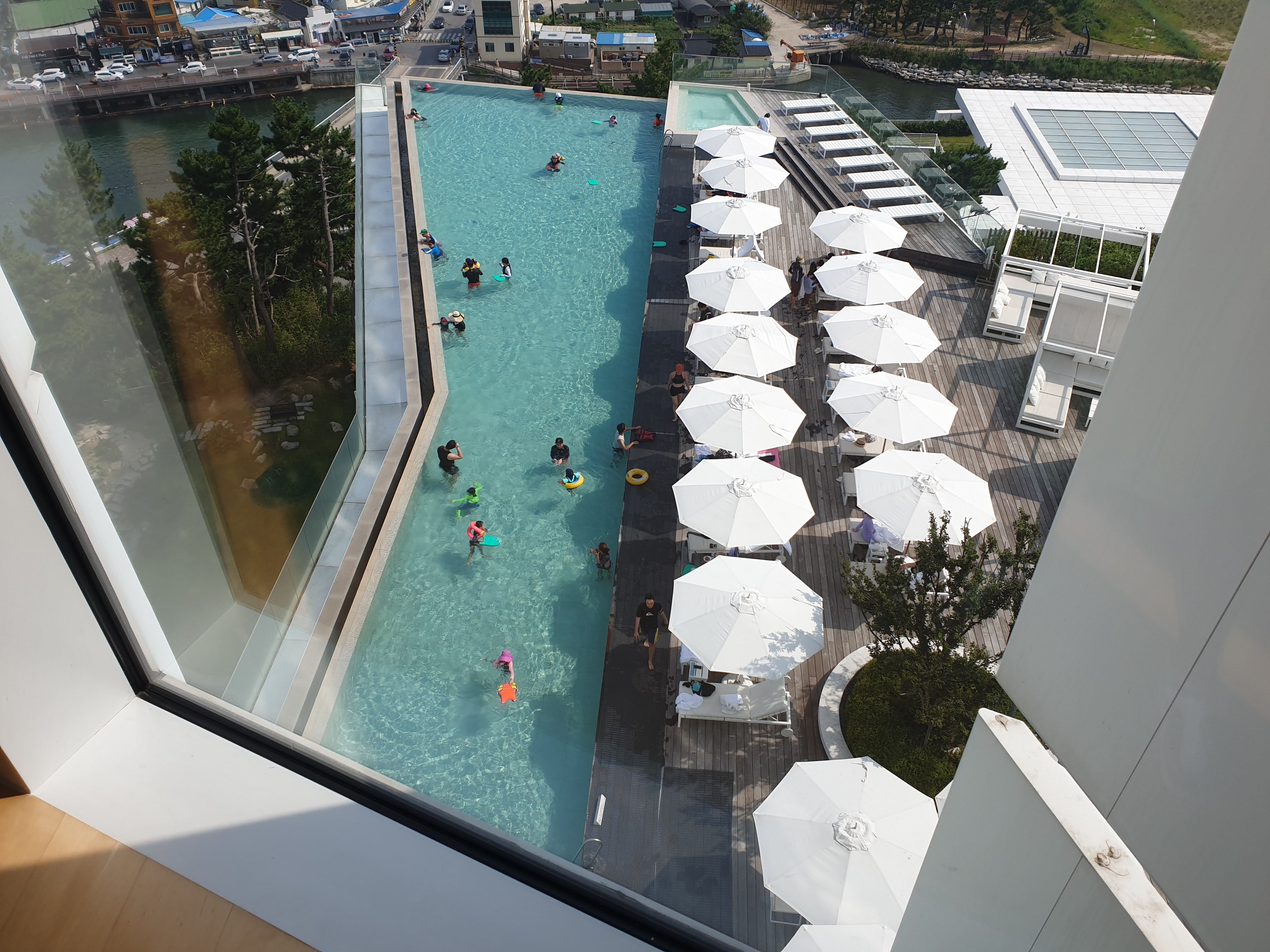 스위트 룸에서 바라본 인피니티풀