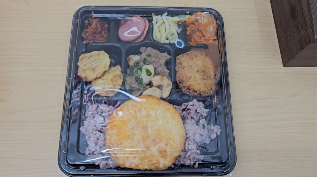 GS편의점에서 파는 혜자로운집밥 7천반상 도시락의 구성품을 확인할 수 있는 이미지