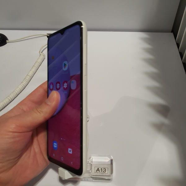 갤럭시-A13-옆모습