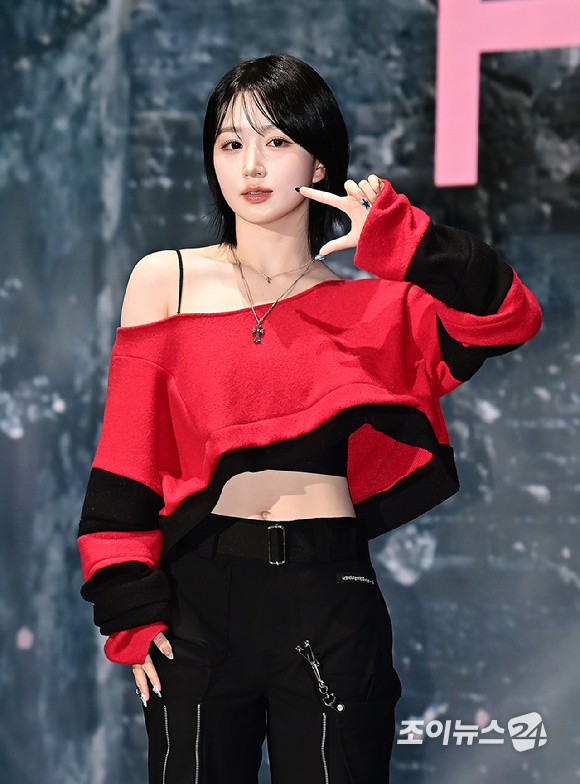 걸그룹 엔믹스 해원이 15일 오후 서울 송파구 소피텔 앰배서더 서울 호텔에서 새 미니 앨범 'Fe3O4: BREAK'(에프이쓰리오포: 브레이크)를 발매 기념 쇼케이스에서 기념촬영을 하고 있다. [사진=곽영래 기자]