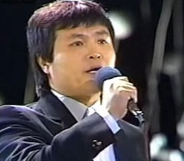 원곡을-부른-가수-이승재의-사진으로-하얀-셔츠에-검은-슈트를-입고-노래를-부르고-있다