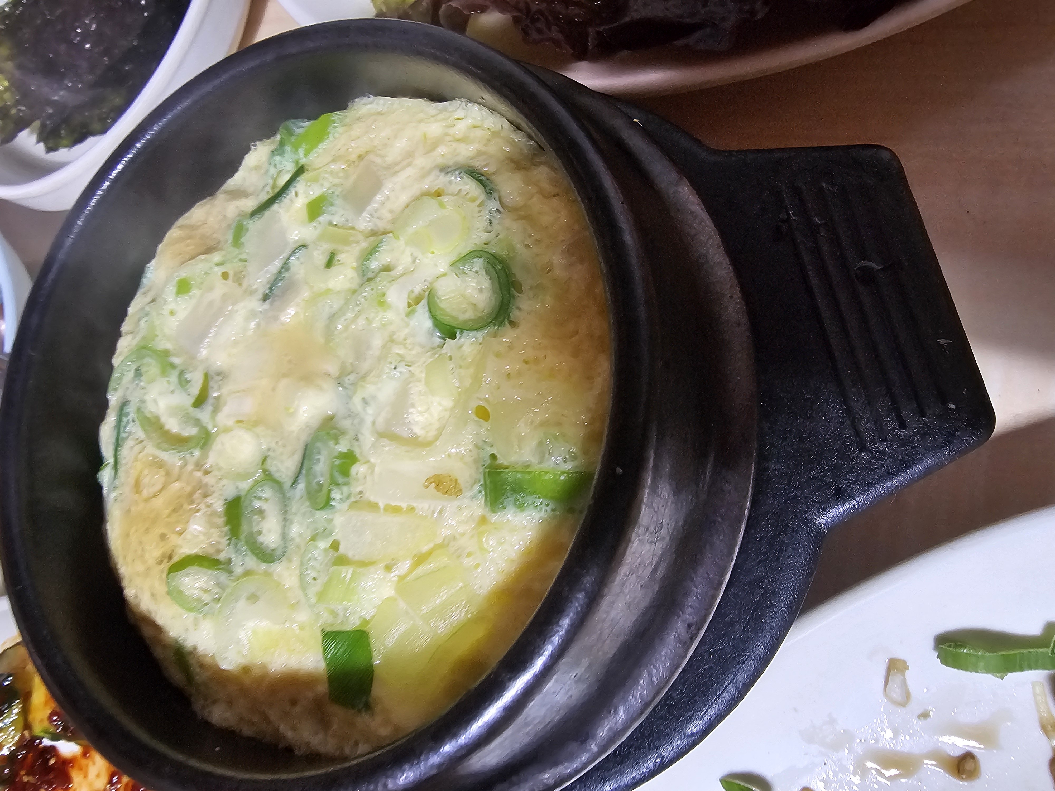 진주 소나무집 뚝배기 계란찜, 파를 올린 모습