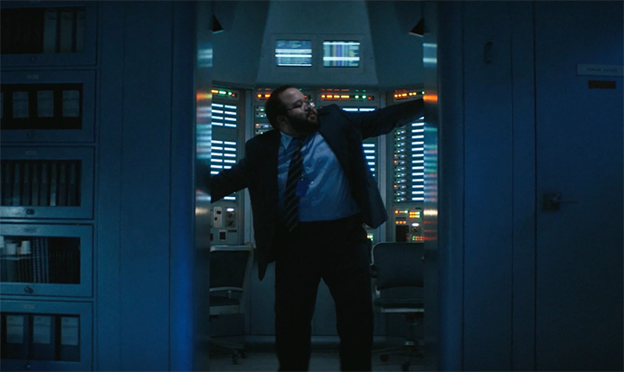 기억-조작실에서-양손으로-기계를-통제하는-딜런