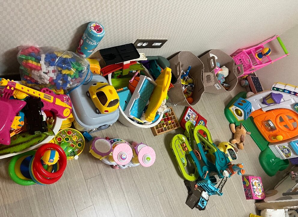 어지러진 장난감들