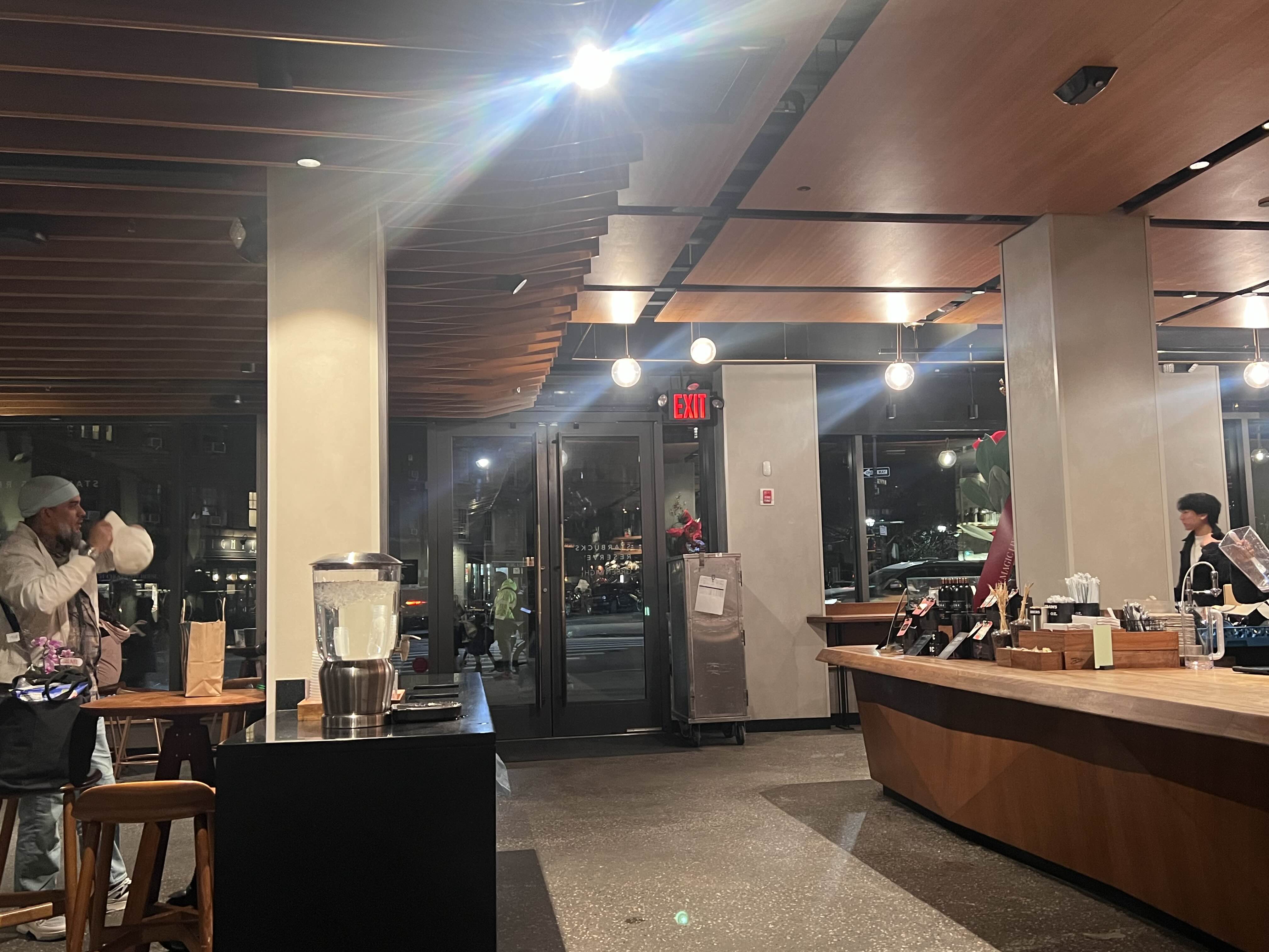 스타벅스 리저브 스토어 매장 안