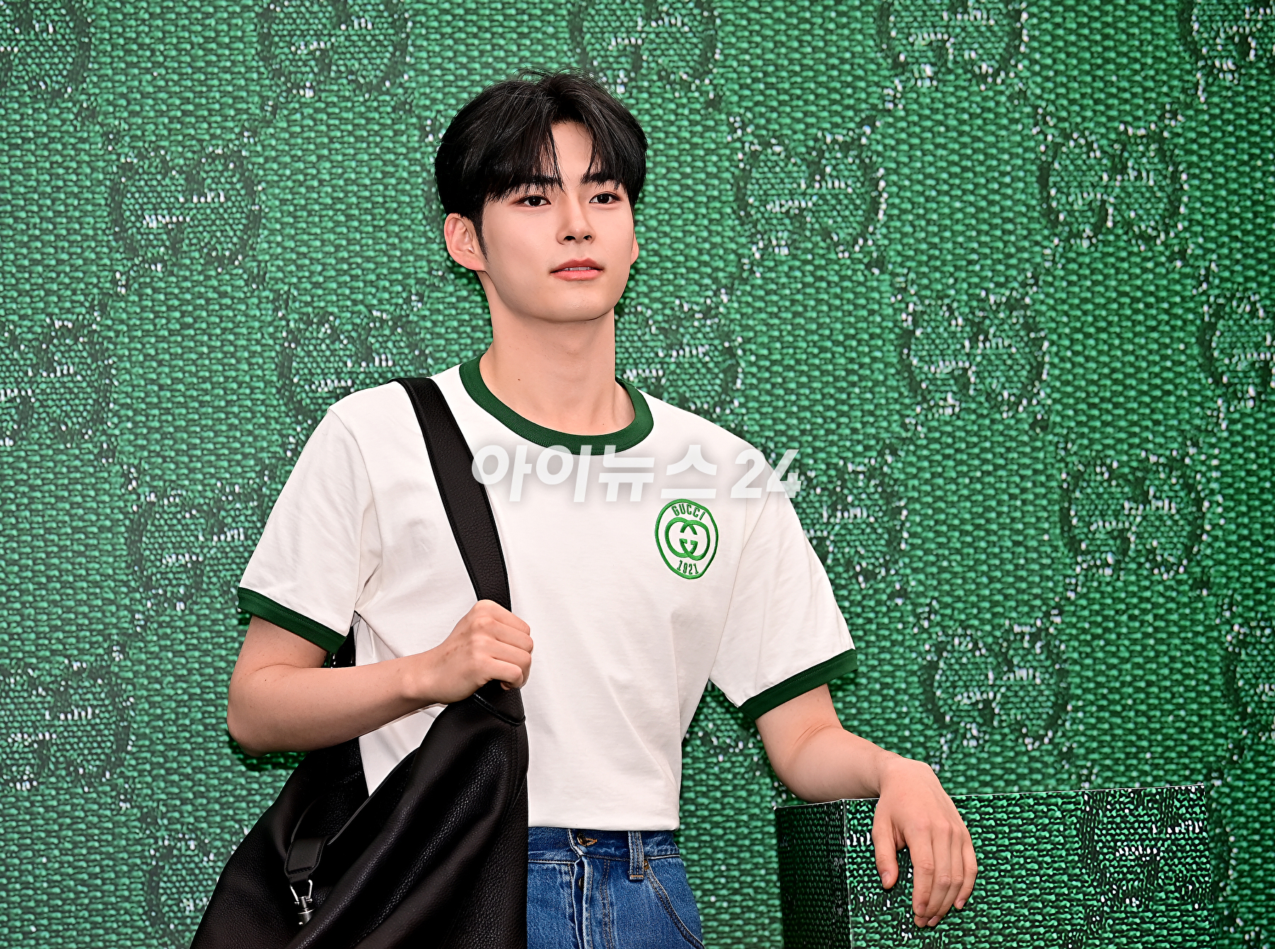 제로베이스원 성한빈이 6일 오후 서울 용산구 구찌가옥에서 열린 구찌(GUCCI) 신제품 출시 기념 행사에서 포토타임을 갖고 있다. [사진=곽영래 기자]