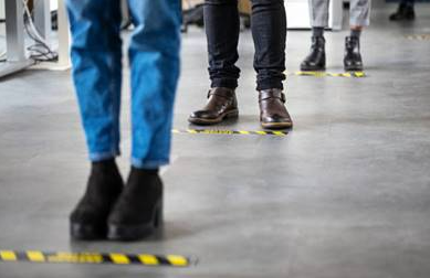 거리를_두고있는_시민들