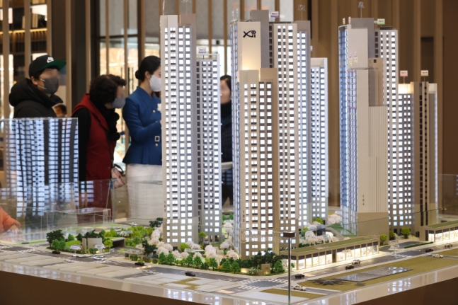 한 건설사가 마련한 견본주택에 예비청약자들이 주택 모형을 살펴보고 있다.