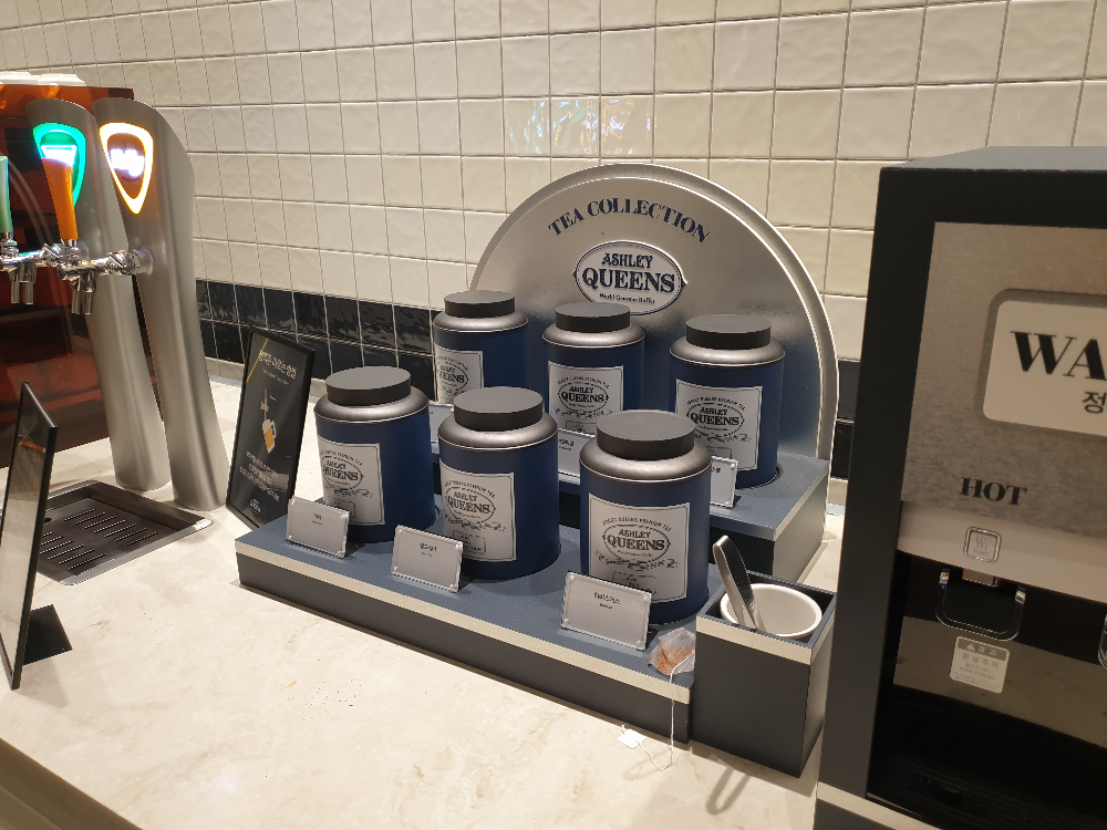 6개의 티백 통, 우측에 정수기가 보인다. 좌측은 맥주탭이 보인다.