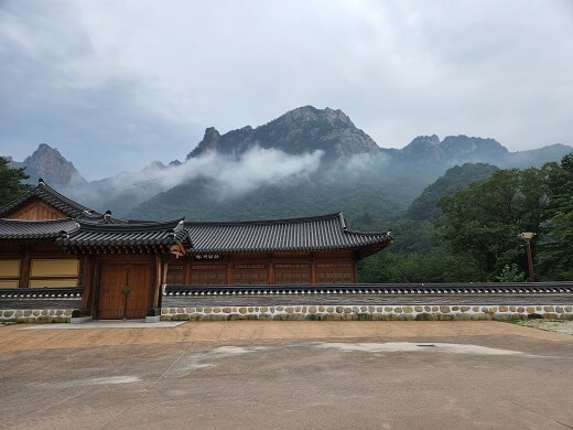 신흥사와-관련된-경치에-설악산이-배경으로-자리잡고-있는-모습