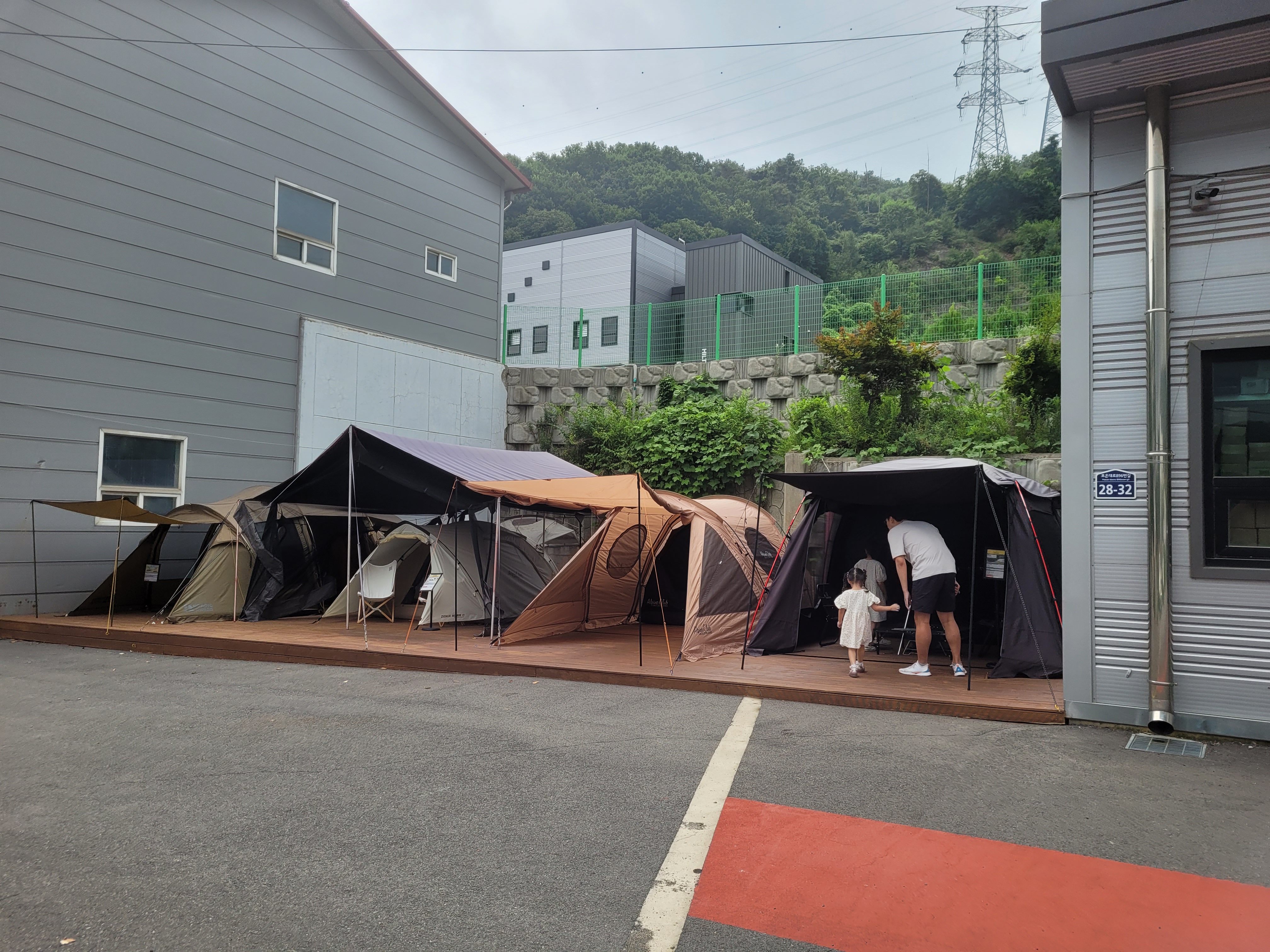 고릴라캠핑 용인점 외부 텐트 전시