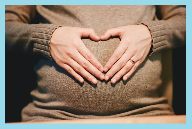 임산부-배-위-손으로-하트