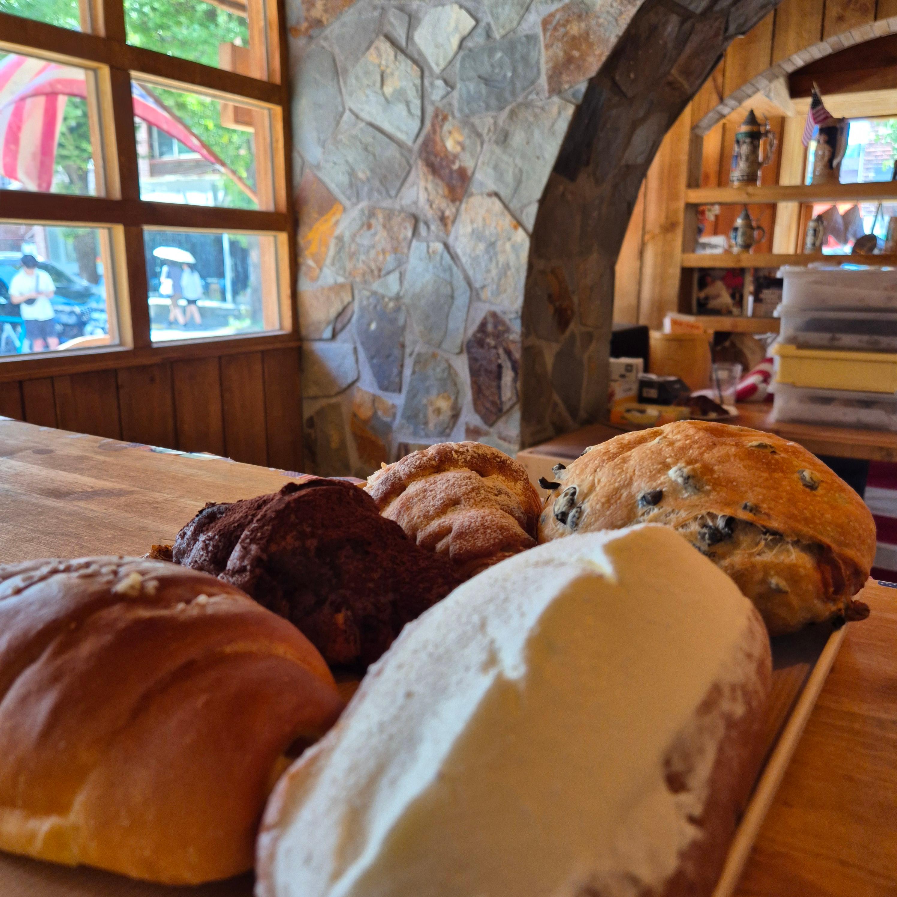 용산 카페, 왓어브레드, MBTI 빵, 용리단길 카페, 용산 베이커리, 인스타 감성 카페, 용산역 맛집, 미국 감성 카페, 휘낭시에 맛집, 용산 데이트 장소, 핫플레이스, 용산 빵집, 제빵 국가대표, 신상 카페, MZ 카페