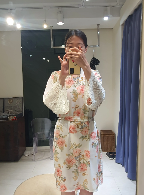 노바벨리타-드레스투어-꽃무늬가-예쁜-가운을-입고-거울셀카