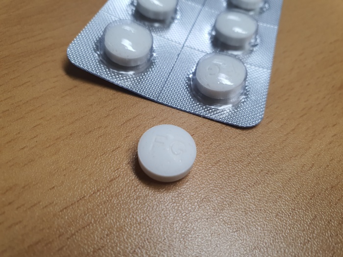 알약-하나가-떼어진-식염포도당