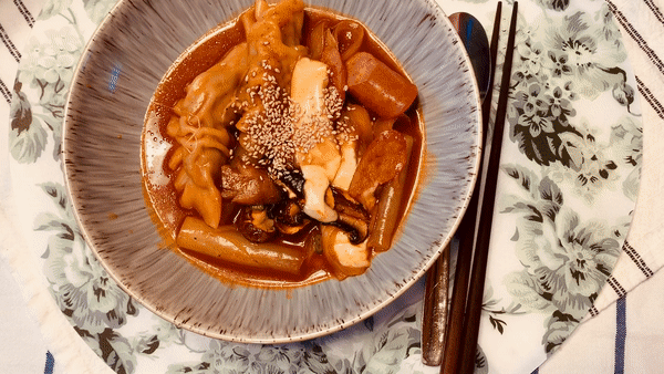 떡복이와-군만두가-차려진-모습