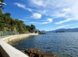 통영 해변길에서 바람을 맞으며 즐기는 산책로