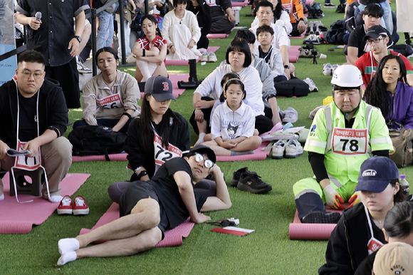 12일 서울 잠수교에서 열린 '서울시 한강 멍때리기 대회' 참가자들이 경연을 하고 있다. 2024.05.12. [사진=뉴시스]
