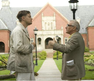 영화 속 주인공이 정원에서 이야기 나누는 모습