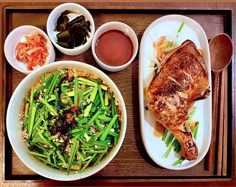 줄서는식당 한혜진 추천 옥수수면 부드러운 닭다리 살 조합 얼큰 우사골옥면, 들기름 비빔옥면, 닭무침, 냉옥면 맛있는 식당 강남구청 논현동 맛집 소개