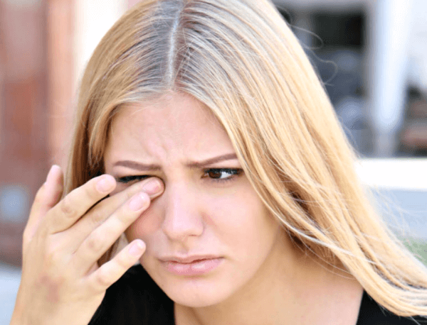 눈이-아픈-여자