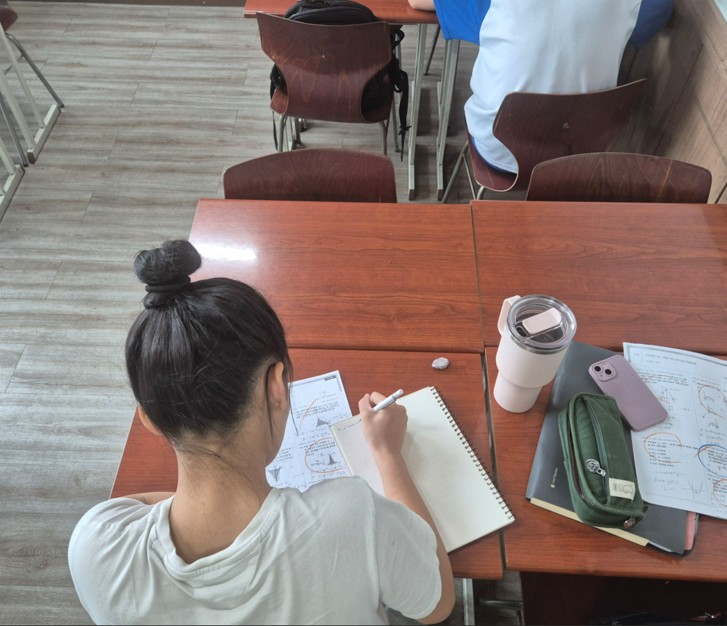 효율적인 개념 학습과 문제풀이를 병행하는 사진