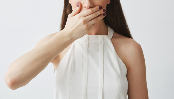 입을 가리고 있는 여자