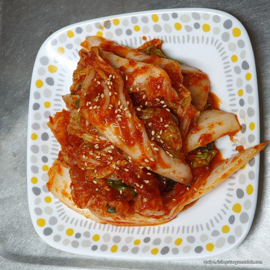 배추겉절이를 맛보는 사진