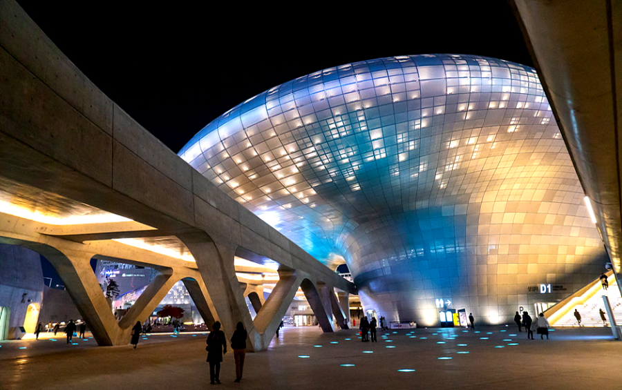 동대문 디자인플라자의 앞마당 - 어울림광장