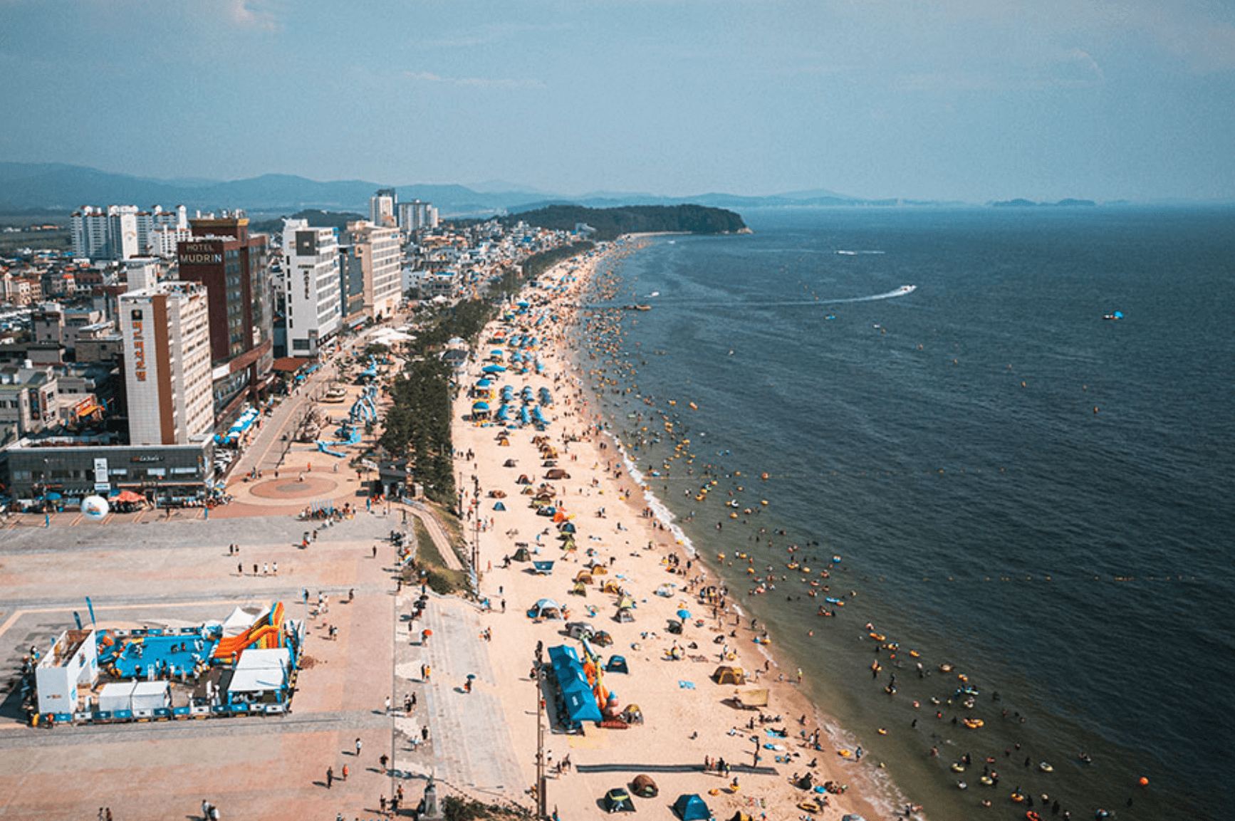 하얀 백사장을 걷고 있는 사람들1