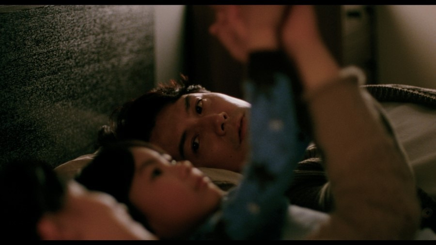 친 자식이 아닌 아이를 보고 고민에 빠진 료타(후쿠시마 마사하루)