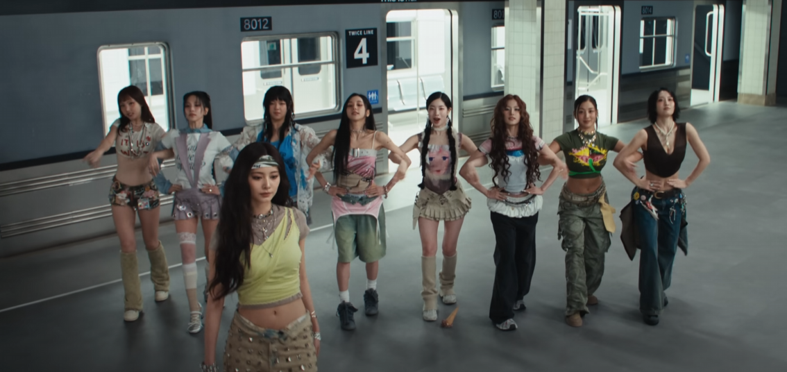 쯔위 뒤에서 춤을 추는 모습