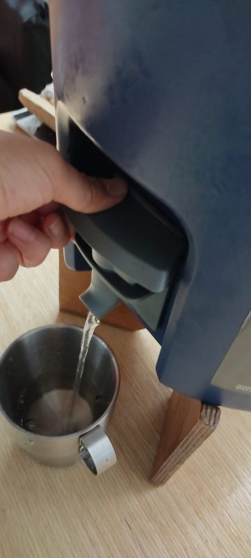 워터저그에서 물을 뜨는모습