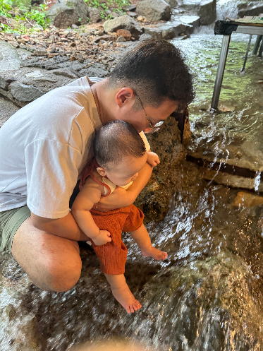 아빠와 함께 계곡에 발을 담궈본 찬솔이