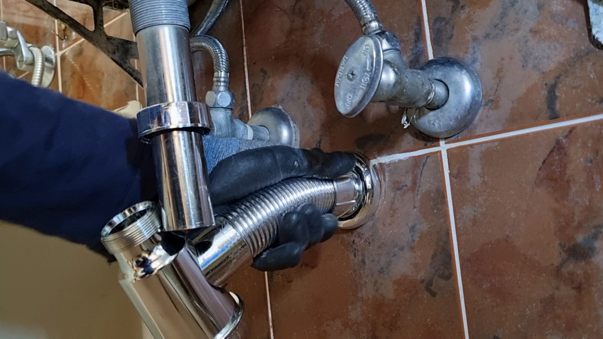 세면대 배관 트랩 교체 모습