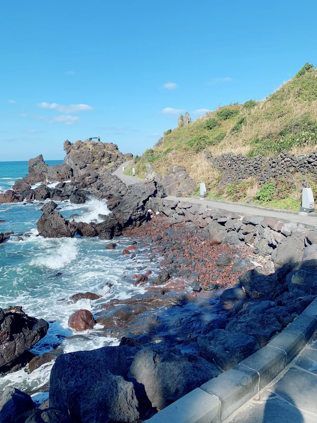 한담해변-산책로-옆-바다