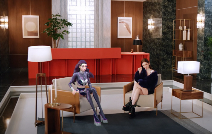 SM의 신인 4인조 걸그룹 에스파의 티저영상 ‘마이 카리나’가 공개됐다. 오른쪽이 에스파 멤버 카리나, 왼쪽이 그의 분신인 가상 멤버 아이카리나다. SM엔터테인먼트 제공