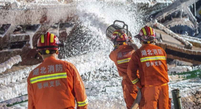 중국 고속도로 통과 교량 붕괴...4명 사망 VIDEO: 4 killed, 8 injured in central China's ramp bridge collapse