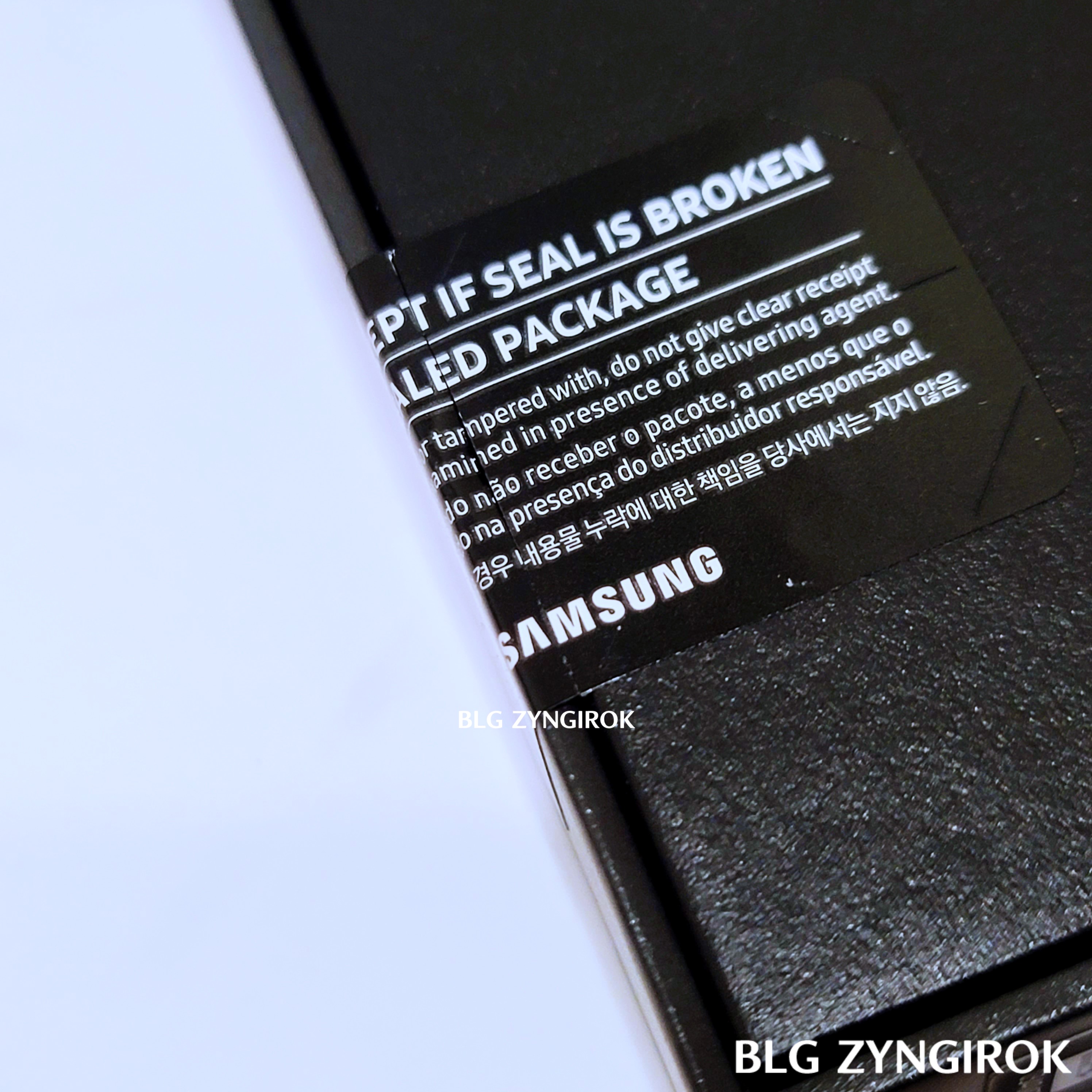 상자-뒷편-왼쪽에-붙어있는-밀봉씰을-개봉한-모습이다.