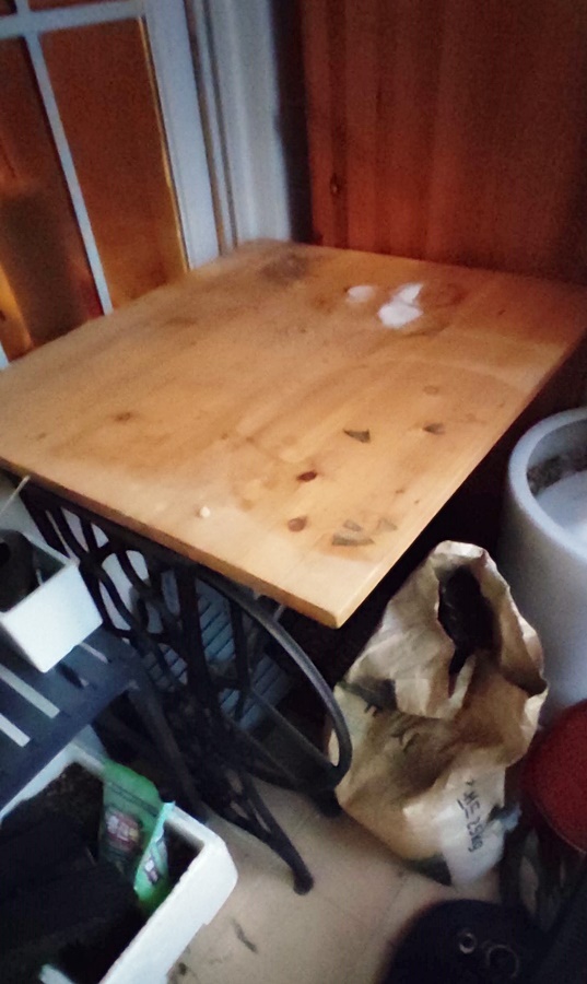 미싱다리에 상판으로 얹어 베란다 식탁으로 활용했음