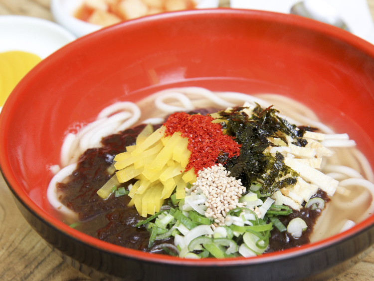 통영 장사의신 미스터리의 사진 한 컷 고구마로 만든 빼데기죽, 우동 위에 짜장소스 우짜 맛집 추천