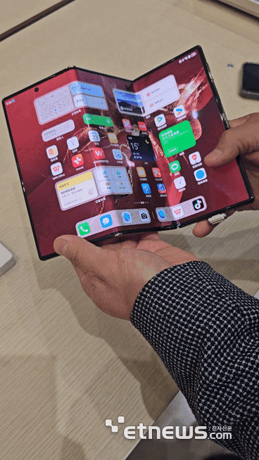 화웨이 메이트XT는 안으로 한 번, 밖으로 한 번 접는 형태의 두 번 접는 폴더블폰이다.