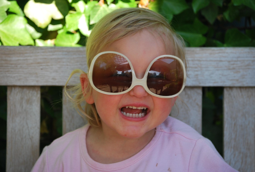 선글라스를 쓴 어린아이