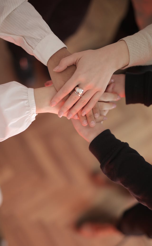 손에 손잡고