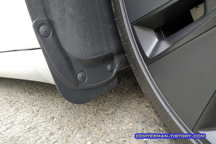 테슬라 모델3 하이랜드 조수석 전면 머드가드